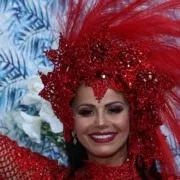 Viviane Araújo mostrou a barriguinha na abertura do Carnaval do Rio
