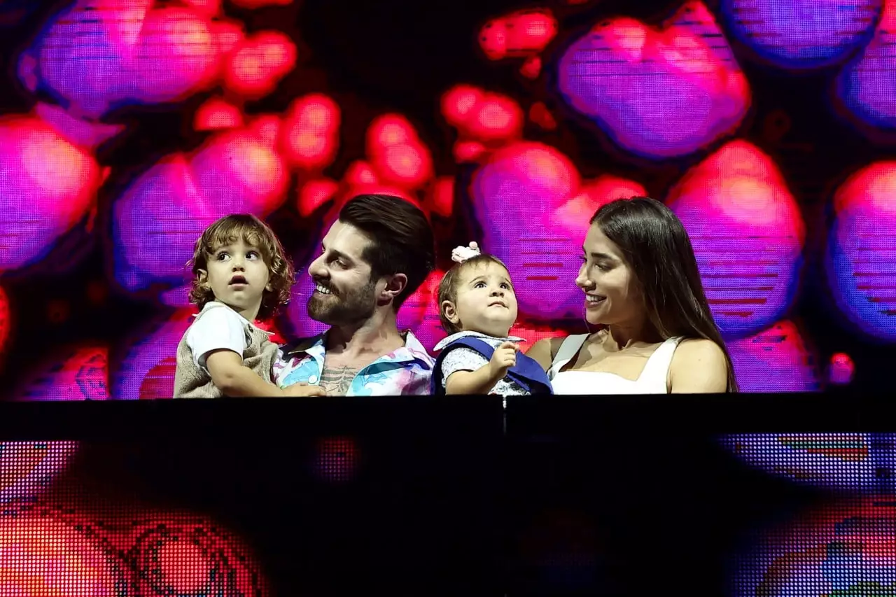 Alok e Romana Novais posam com os filhos no palco pela primeira vez