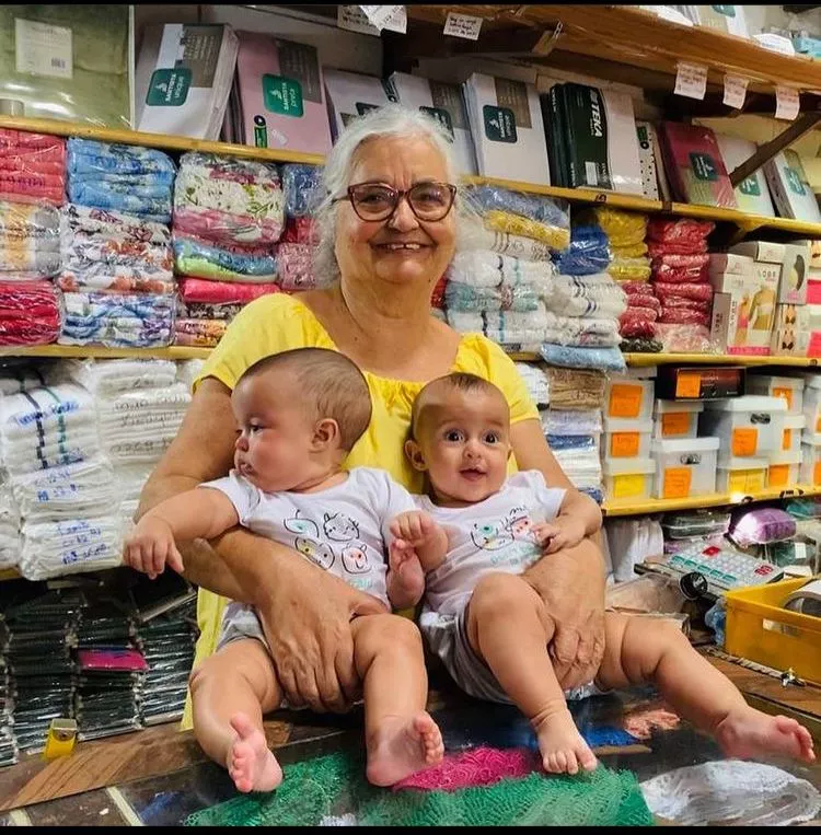 Avó de Nanda Costa surge com as gêmeas em loja da família