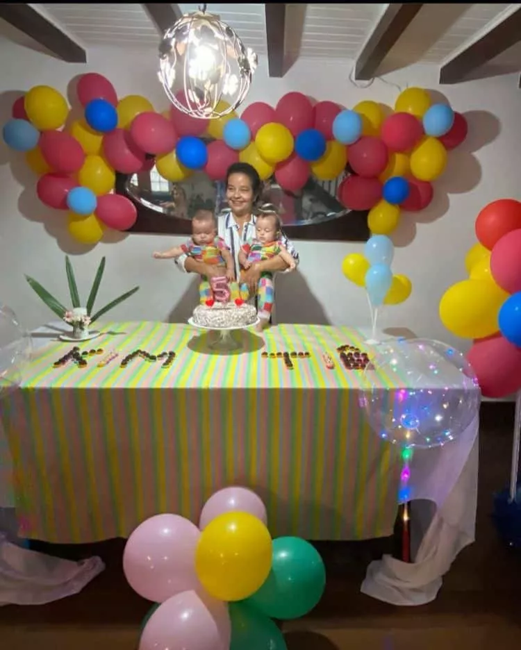 Mãe de Nanda Costa celebra mesversário das netas gêmeas