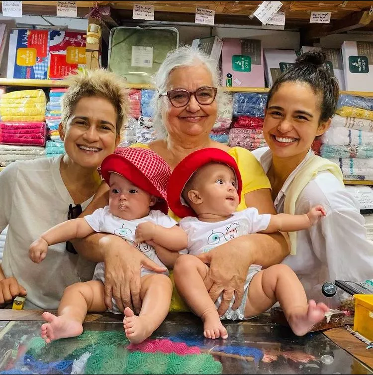 Nanda Costa posa com gêmeas e esposa ao lado da avó