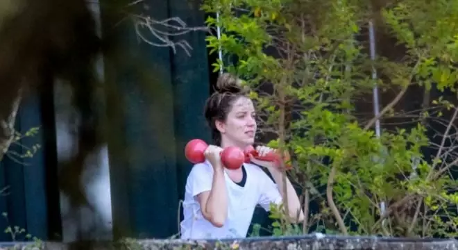 A atriz Nathalia Dill se exercitando ao ar livre