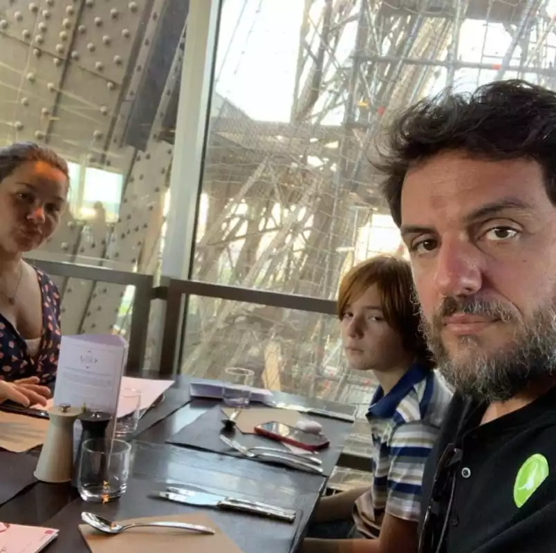 O ator Rodrigo Lombardi com a esposa e o filho, em um restaurante em Paris