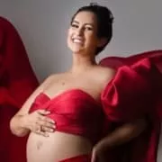 Fabíola Gadelha surge na maternidade e mostra a bebê