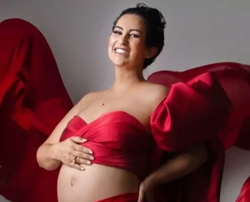 Fabíola Gadelha surge na maternidade e mostra a bebê