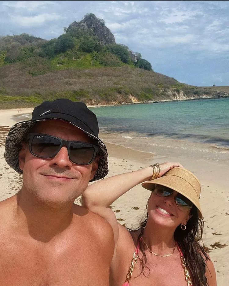 Giovanna Antonelli e Leonardo Nogueira posam na praia