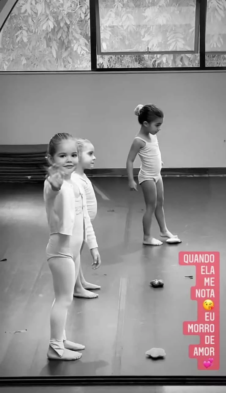 José Loreto mostra a filha no balé