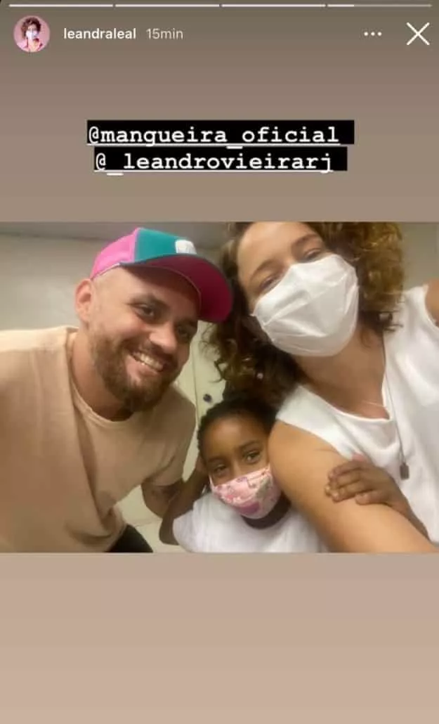 Leandra Leal posa com a filha e figurinista Leandro Vieira