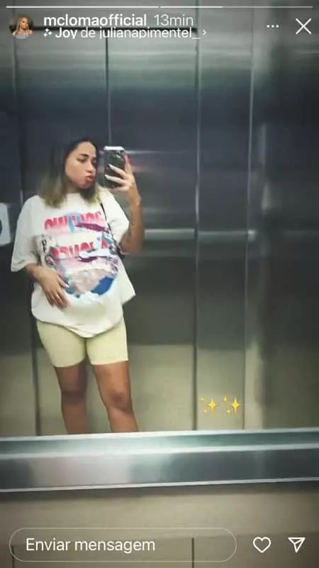 A cantora MC Loma mostrando a barriga de grávida