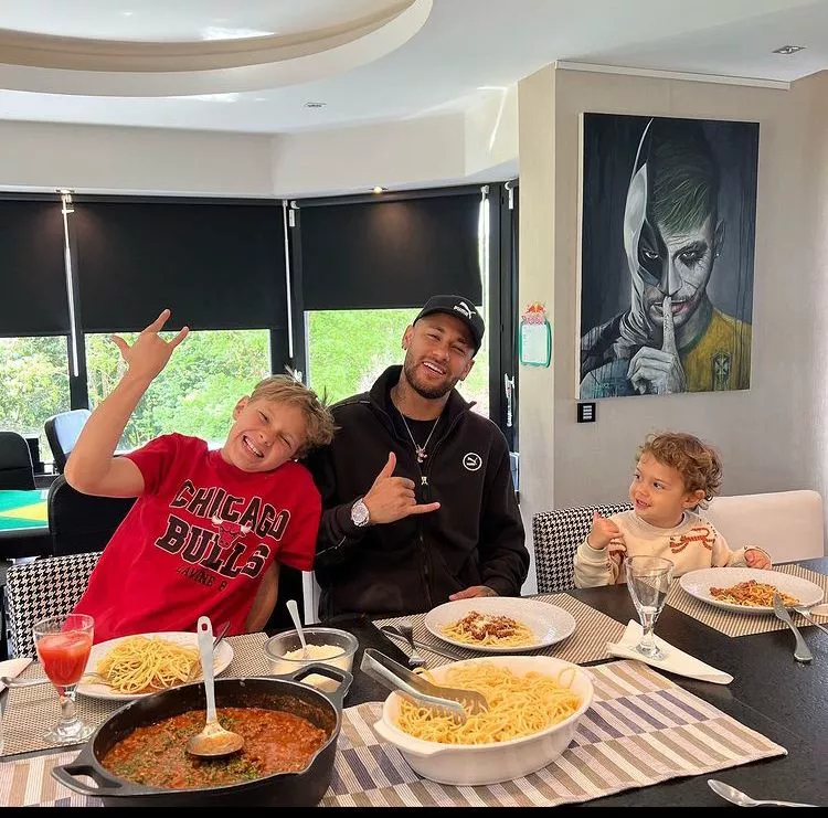 Neymar posa comendo com o filho e irmão bebê