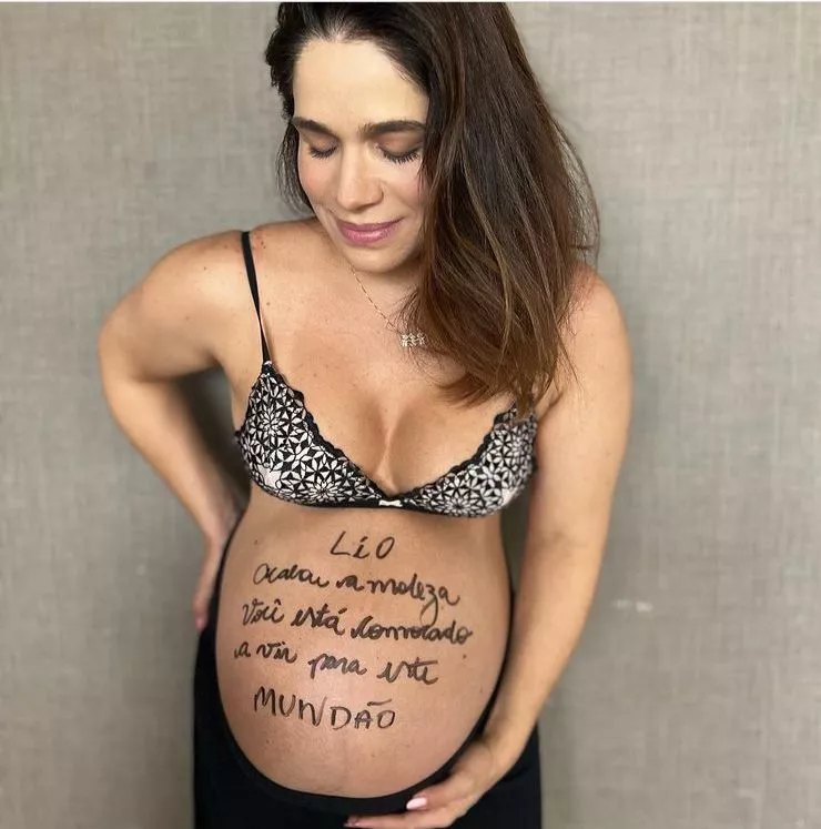 Sabrina Petraglia posa com barrigão de nove meses e fala sobre o parto