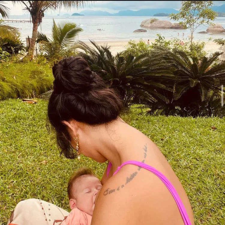 Bruno Gissoni registra Yanna Lavigne e a bebê de dois meses na praia