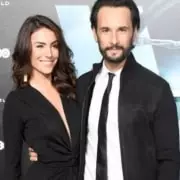 Rodrigo Santoro e a esposa Mel Fronckowiak mostram passeio em família