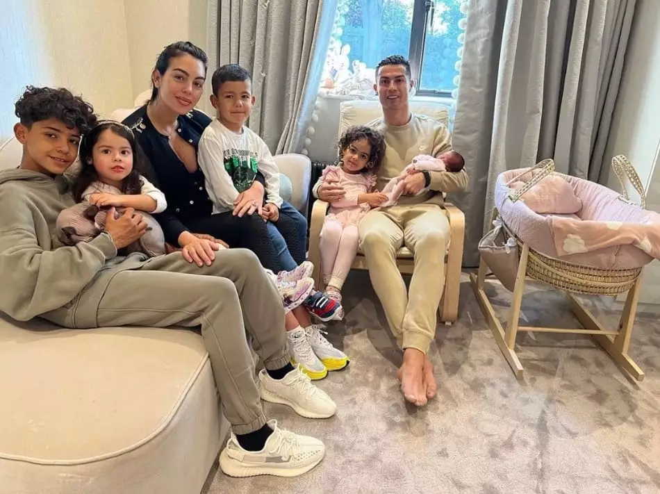 A bebê gêmea de Cristiano Ronaldo e Georgina Rodríguez foi para casa com a mamãe 