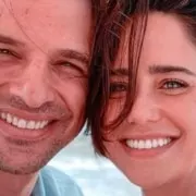 Os atores Cássio Reis e Fernanda Vasconcellos esperam o 1º bebê juntos