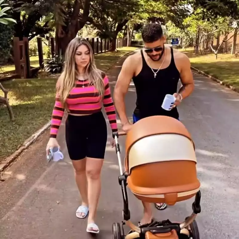 Hulk e Camila passeando com a pequena Zaya 