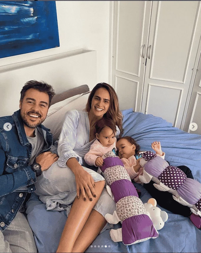Joaquim Lopes e Marcella Fogaça posam com as bebês e impressionam