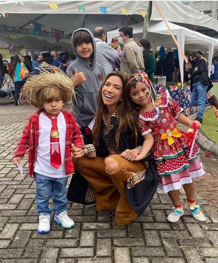 Patrícia Abravanel posa com os filhos em festa junina