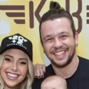 Bruno do KLB mostra seu bebê com os primeiros dentinhos