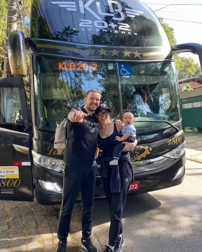 O cantor Bruno do KLB mostrou seu bebê e a esposa prontos para embarcar na turnê do trio