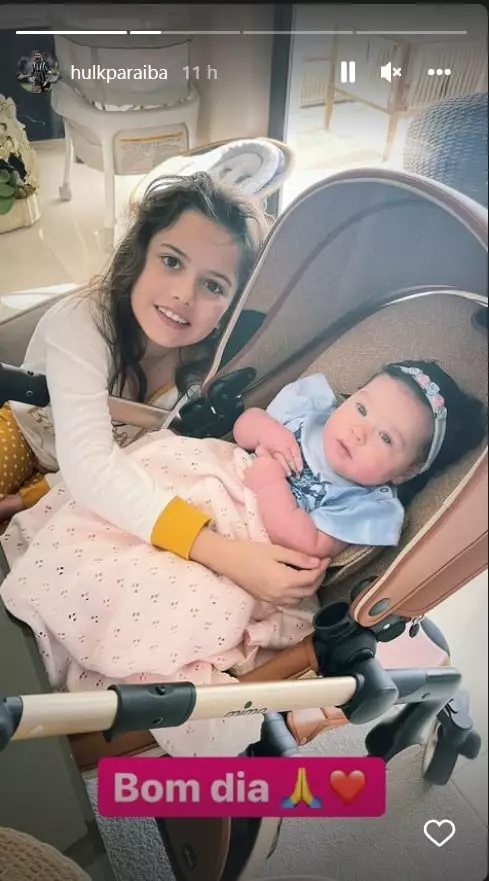 Hulk publica clique de sua bebê ao lado da irmãzinha, Alice e encanta