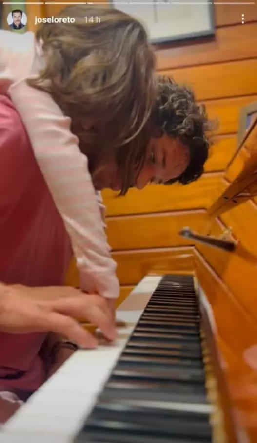 José Loreto mostra a filha tocando piano e surpreende