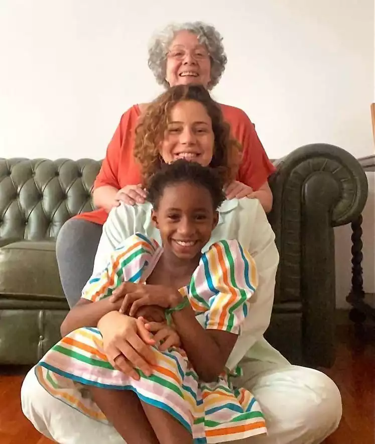 Leandra Leal posa com a filha e a mãe