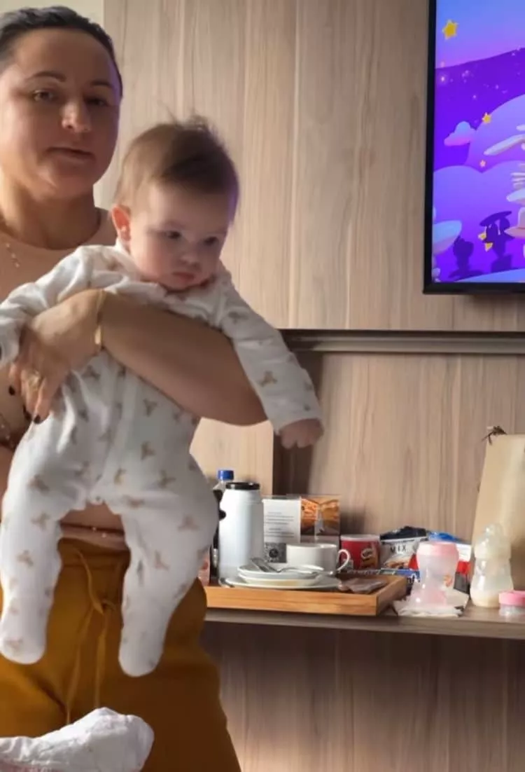 Bárbara Evans mostra bebê Ayla com a babá e rebate críticas
