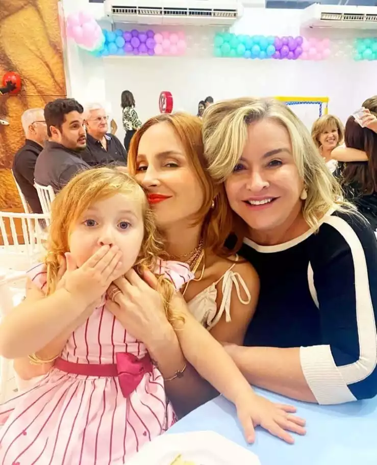 Claudia Leitte surge com a mãe e a filha em festa 