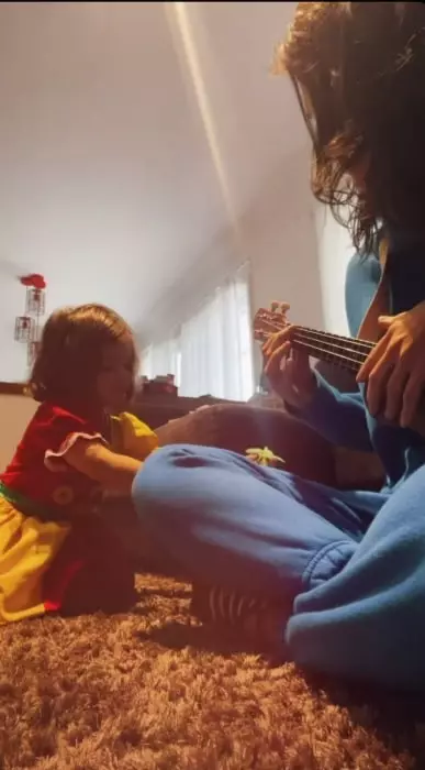 Débora Nascimento surge com a filha com Loreto tocando instrumento em sua casa