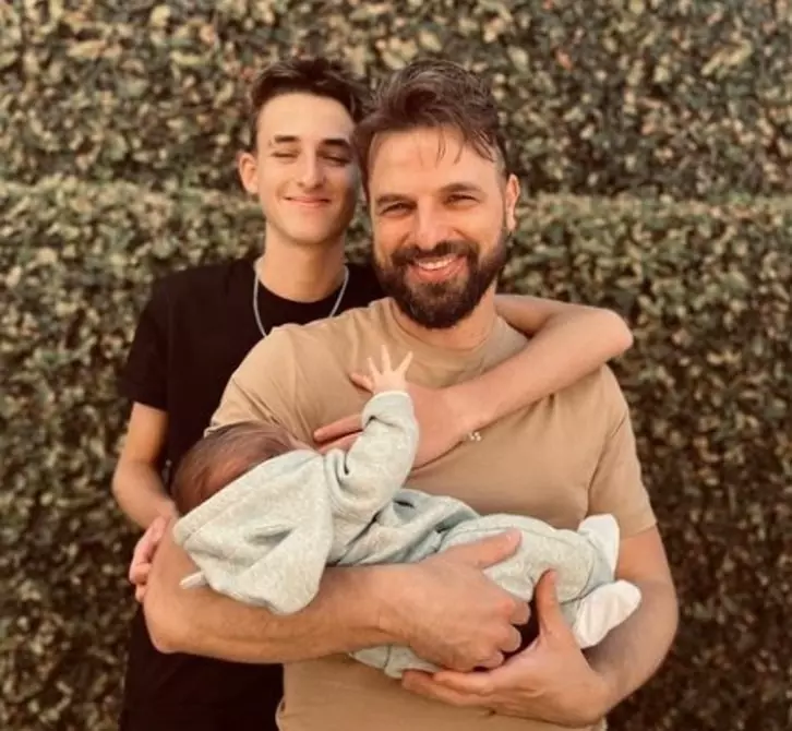 O ator Cássio Reis posou com seu bebê com Fernanda Vasconcellos e o filho com Danielle Winits