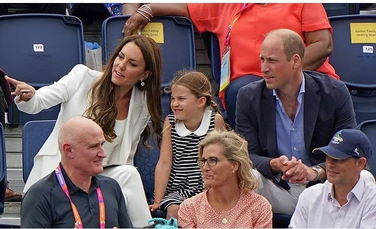 Kate Middleton aparece com Charlotte e William em arquibancada de evento esportivo