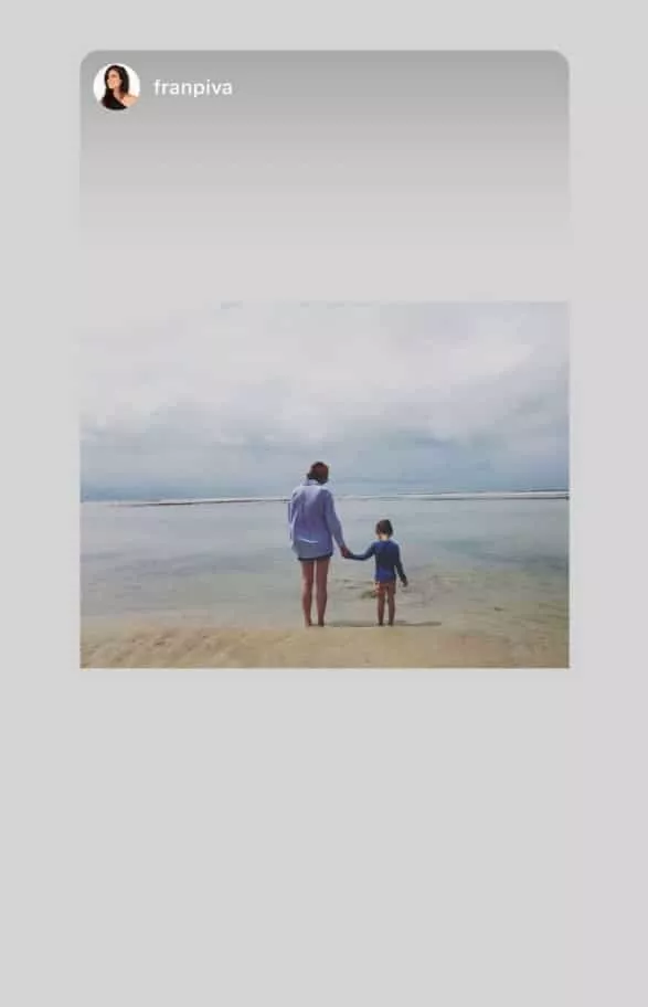 Monica Benini posa com o filho com Junior em viagem de férias e encanta