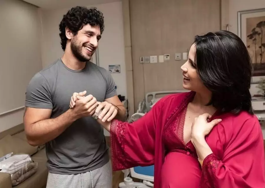 Pérola Faria e Mario Bregieira juntos no quarto da maternidade 
