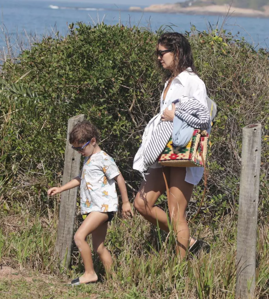 Sophie Charlotte surge com o filho na saída da praia no Rio de Janeiro