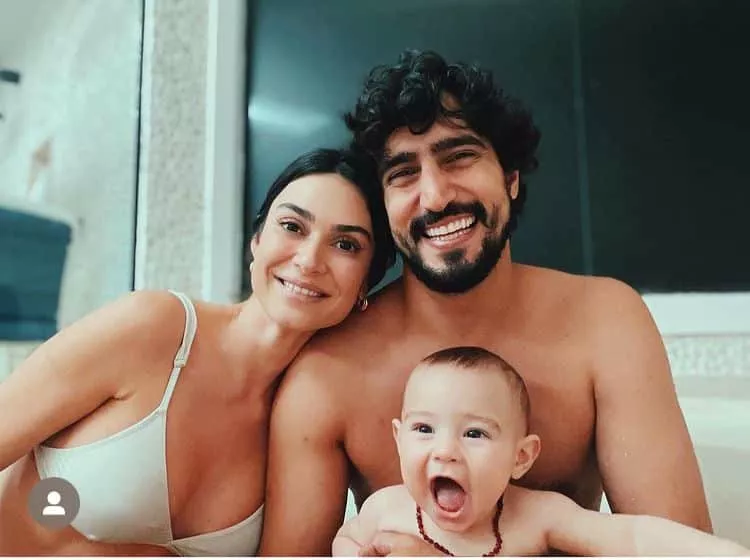 Thaila Ayala e Renato Góes se divertem com seu bebê na mansão