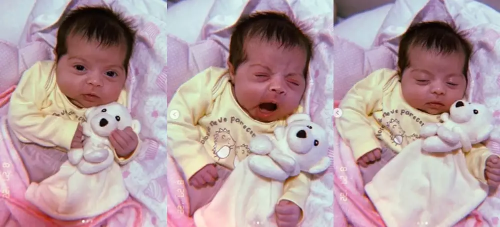 Biel e Tays Reis exibem sua bebê de um mês de olhos abertos