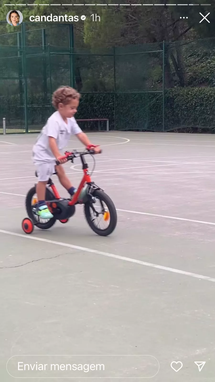 Carol Dantas mostra o filho caçula andando de bike