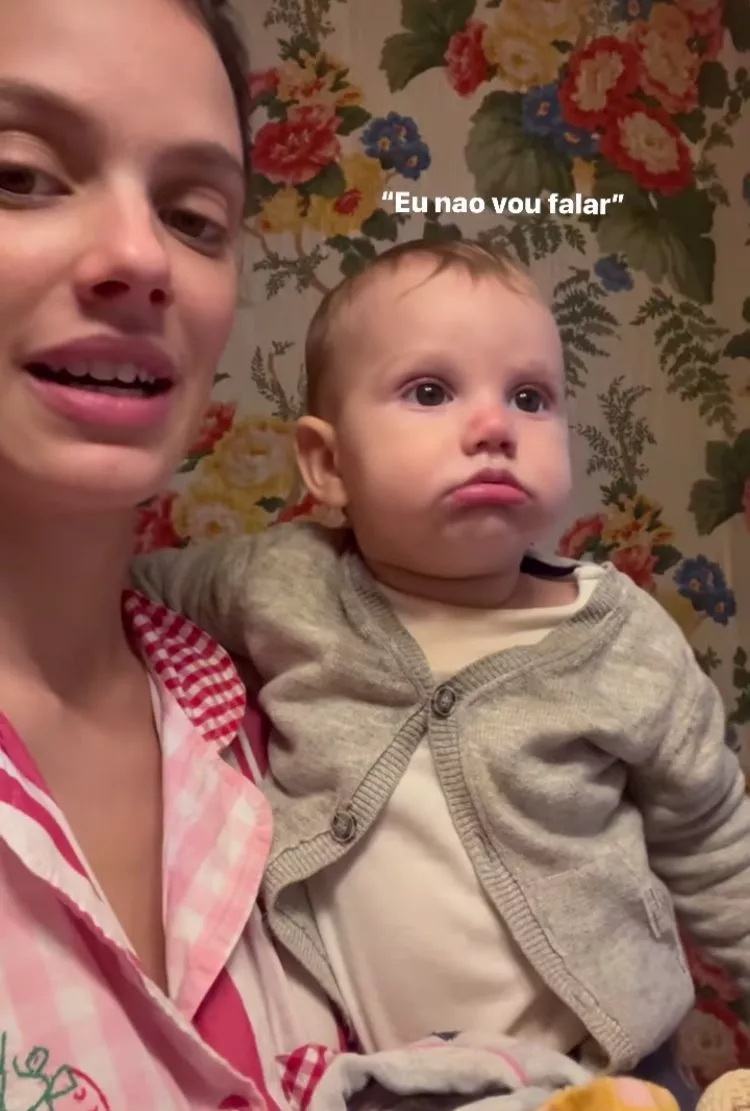 Laura Neiva mostra seu bebê com Chay Suede