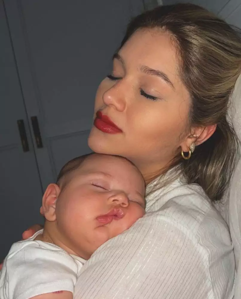 A filha do cantor Leandro, Lyandra Costa, em um lindo clique com o pequeno José nos braços
