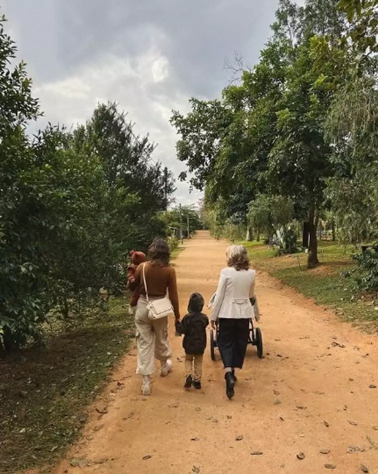 Os filhos de Junior e Monica Benini passeando com a vovó Marlene