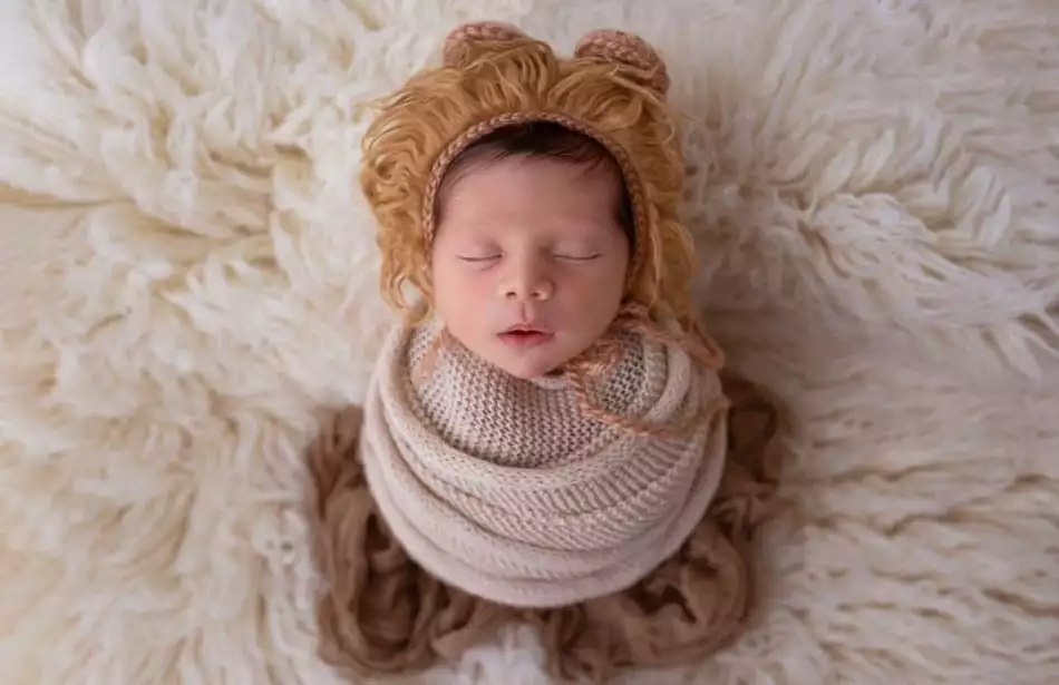 O recém-nascido de Pérola Faria e Mario Bregieira posou com uma fofa fantasia de leão