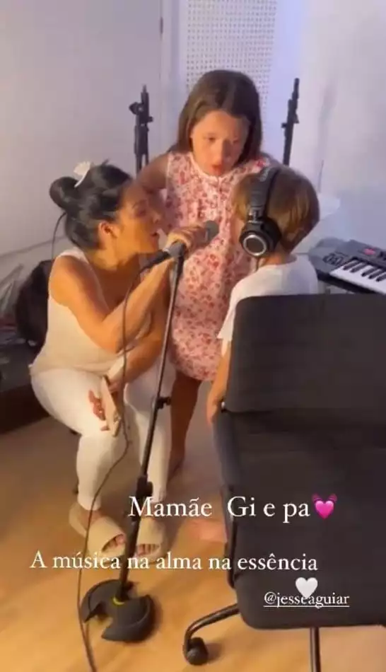 A cantora Simaria soltando a voz com os filhos Giovanna e Pawel