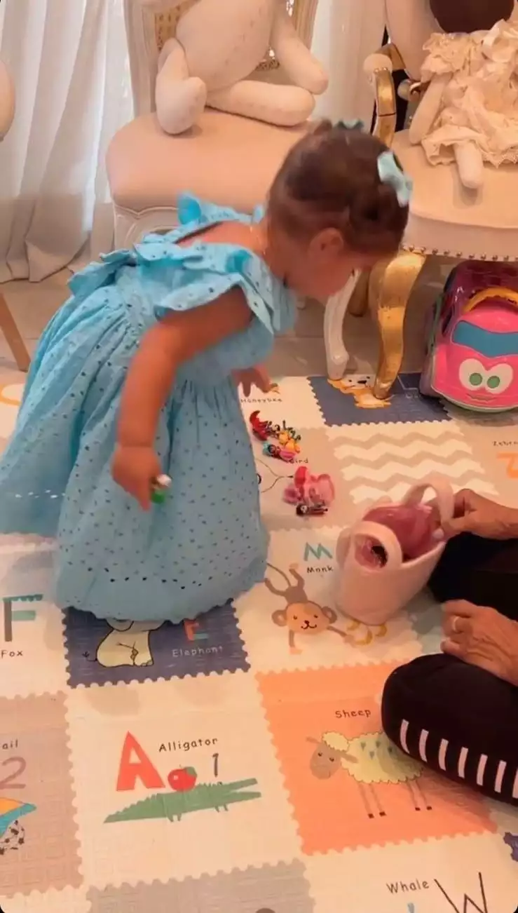 Bebê de Simone brinca com presente dado por Simaria