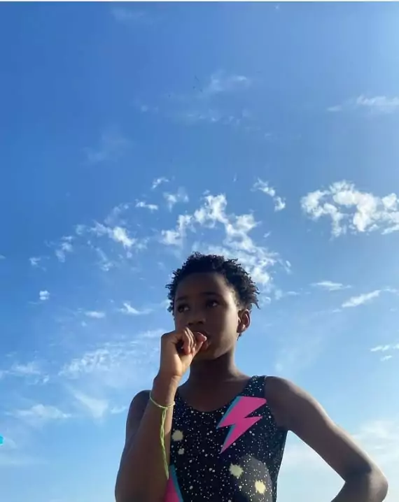 Leandra Leal mostra a filha a na praia e se declara para ela 