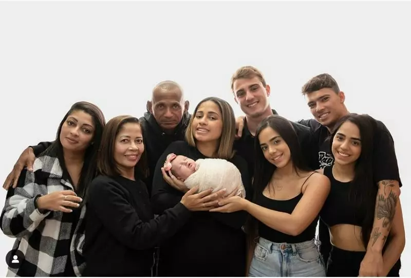 MC Loma surge com sua bebê junto com sua família reunida pela 1ª vez e impressiona 