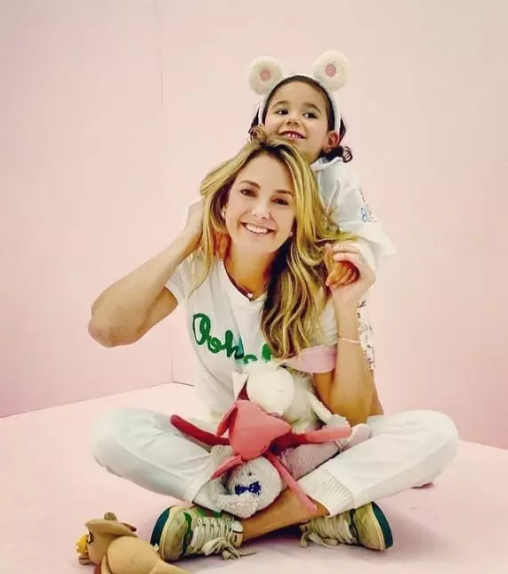 Ticiane Pinheiro surge com a filha caçula em sua estreia como modelo