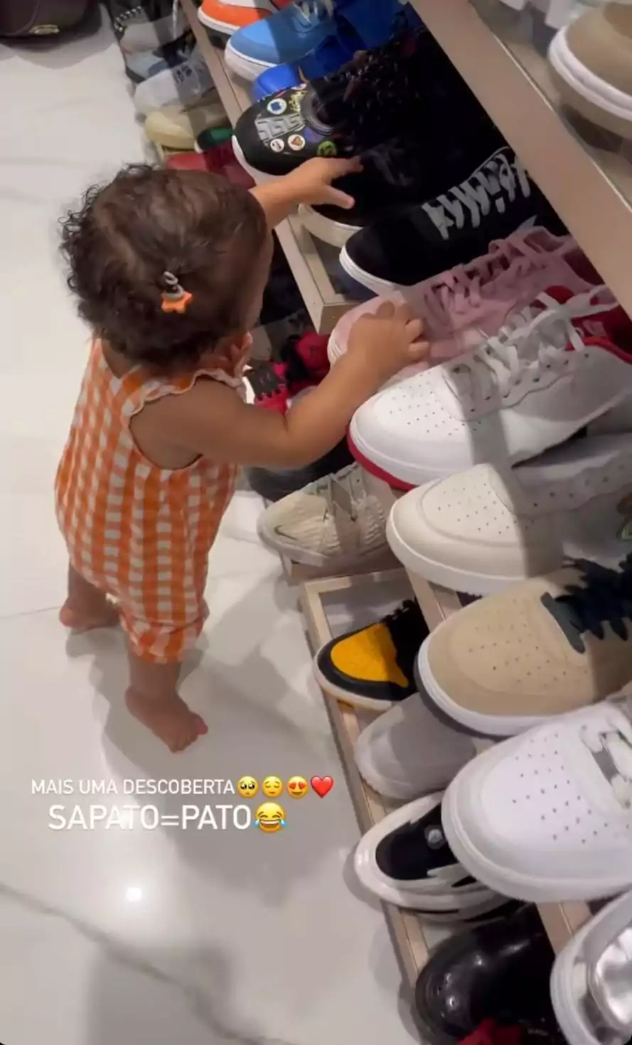 Léo Santana mostra sua bebê brincando no closet da mansão