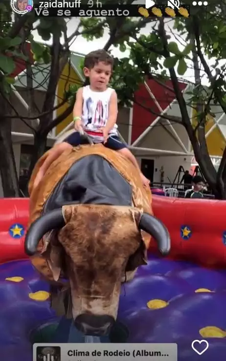 Filho de Marília Mendonça em cima do touro mecânico