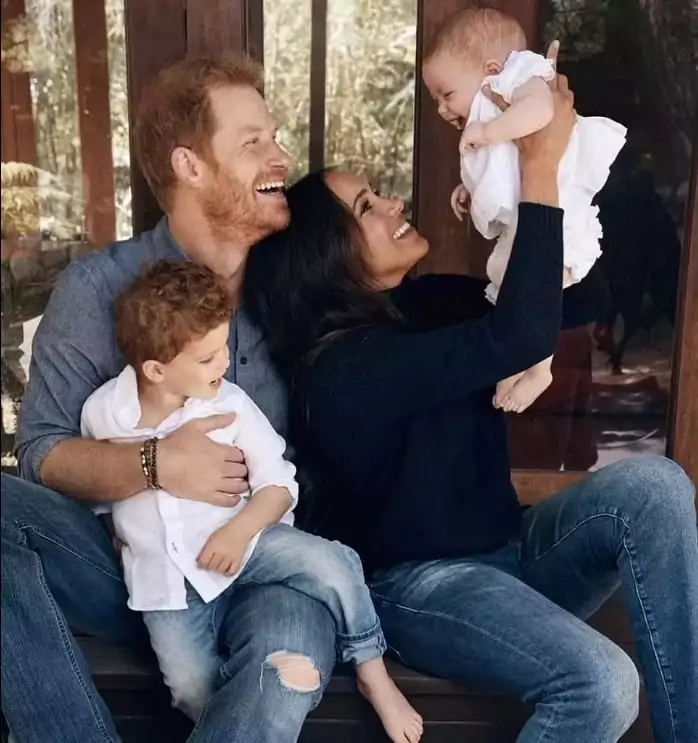 Duquesa Meghan Markle e príncipe Harry com os filhos